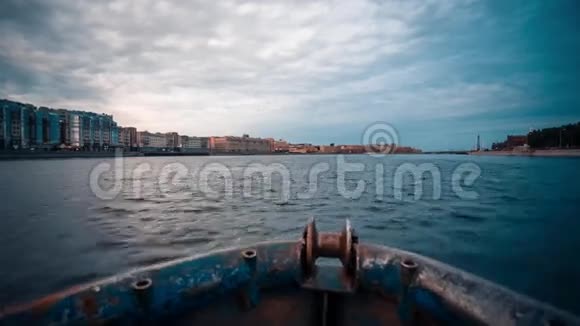 河上的木制小渔船视频的预览图