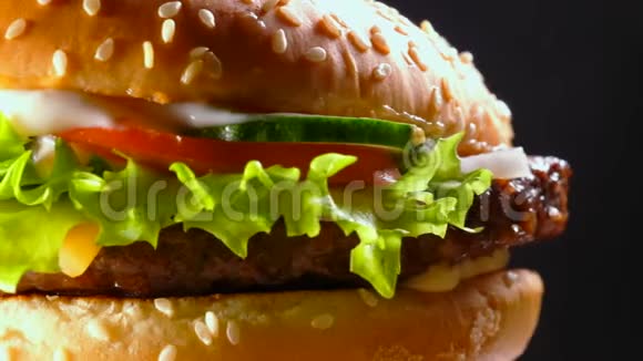 新鲜的自制烤汉堡肉饼西红柿黄瓜生菜洋葱和芝麻美味的快餐视频的预览图