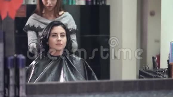 理发师在美容院梳头视频的预览图