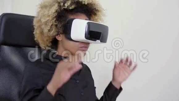 戴着虚拟现实眼镜的漂亮黑人女人视频的预览图