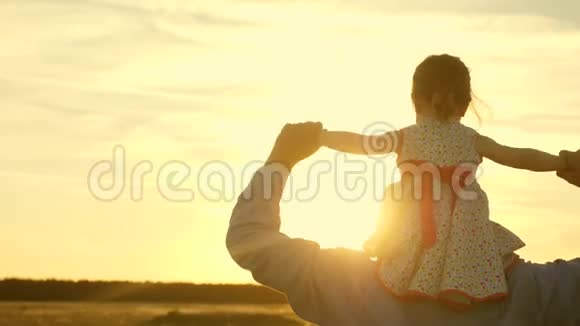父亲带着女儿走在夕阳下的肩膀上爸爸背着心爱的孩子视频的预览图