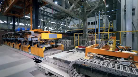 工厂运输综合体正在搬迁砖块现代工业工厂视频的预览图