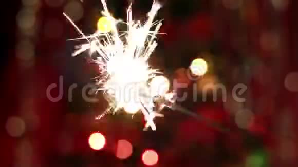 圣诞树附近有红色背景的火花视频的预览图