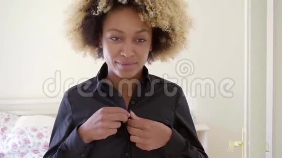 穿纽扣衣服的年轻女子视频的预览图
