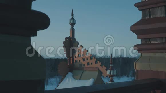 俄罗斯传统白雪覆盖的森林屋顶黄昏即将来临视频的预览图