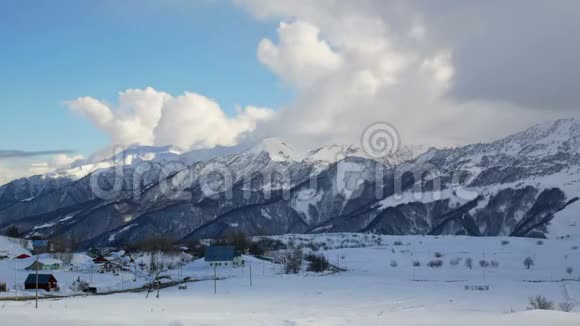 雪山阴云冬景自然日久失修视频的预览图