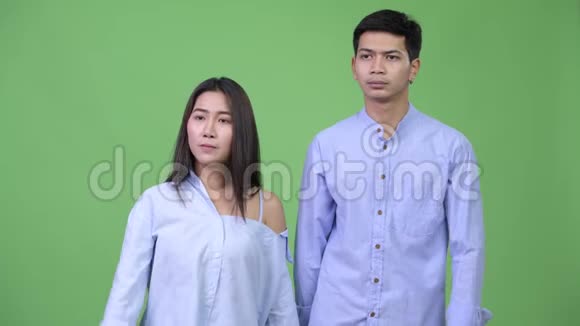 年轻快乐的亚洲商务夫妻视频的预览图