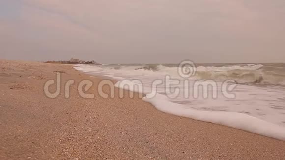海浪在空海滩特写平静的天气在海滨视频的预览图