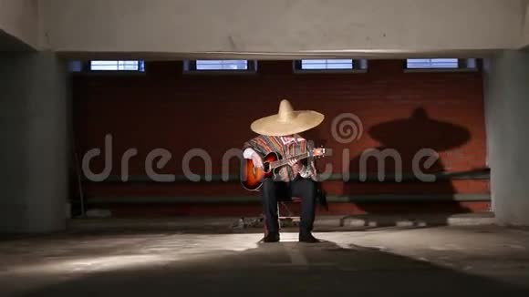 墨西哥弹吉他的整体计划视频的预览图