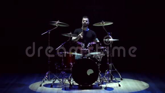 鼓手在舞台上打鼓动作缓慢视频的预览图