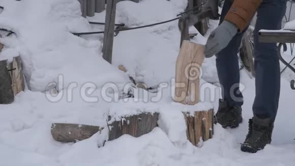 伐木工人劈柴用旧斧头砍柴慢动作视频的预览图