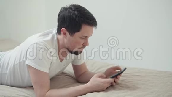 成年人在床上使用智能手机视频的预览图