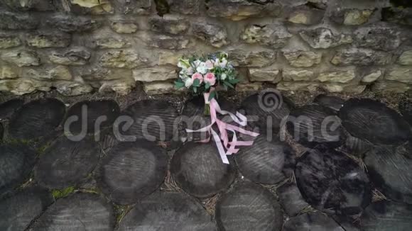 白色和粉红色玫瑰花束新娘的婚礼花束新人的晨间准备花卉视频的预览图