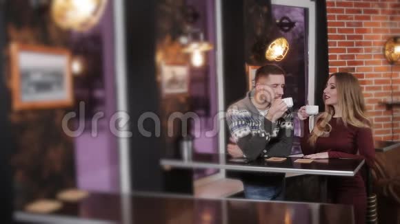 一对美丽的夫妇在酒吧的咖啡厅边喝咖啡边聊天视频的预览图