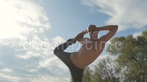 练习瑜伽的人只用一条腿保持平衡视频的预览图
