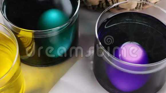 从紫色染料中去除复活节彩蛋视频的预览图