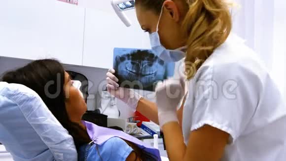 牙医与女性患者讨论x光视频的预览图