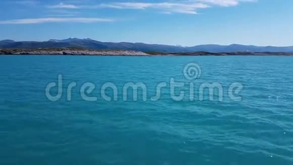 沿着美丽的挪威海岸在平静的海水中航行视频的预览图