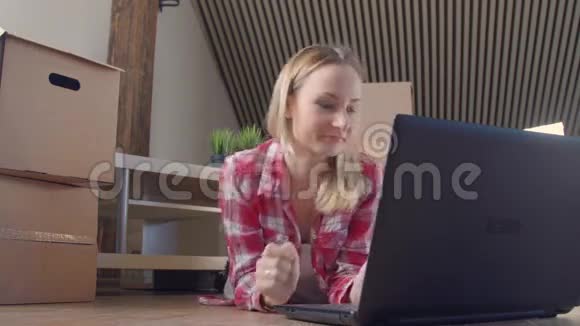 一个女人坐在打开的盒子里视频的预览图
