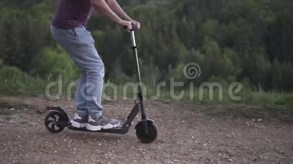 在公园里骑电动滑板车的人视频的预览图