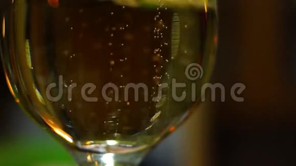 香槟酒杯里的气泡视频的预览图