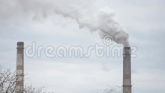 工厂管道排放的烟雾视频的预览图