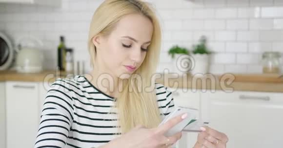 女人通过电话在网上买东西视频的预览图