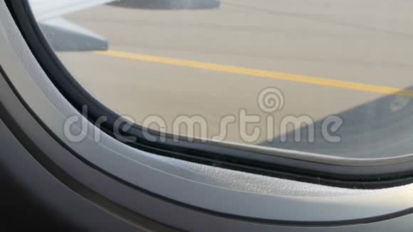 从飞机舷窗到跑道的视野飞机正准备起飞视频的预览图