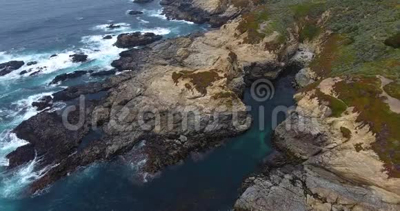 沿着加州海岸的岩石形成的波浪视频的预览图