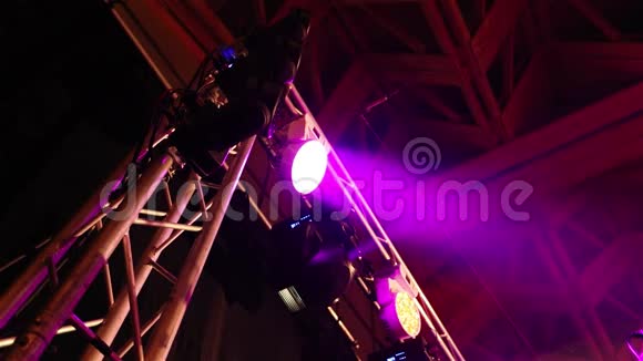 大厅的舞台灯光柜台上的舞台灯光舞台灯光的金属支架从下面看视频的预览图