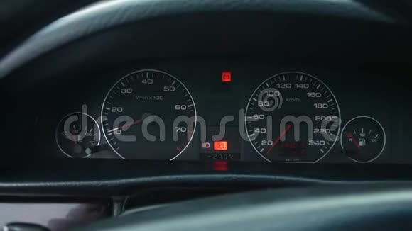 汽车内部前仪表板的特写视频的预览图