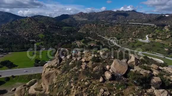 空中无人驾驶飞机在4k30fps的斯托尼点公园的后撤镜头视频的预览图