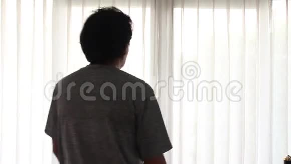 亚洲男人打开窗帘伸展自己视频的预览图