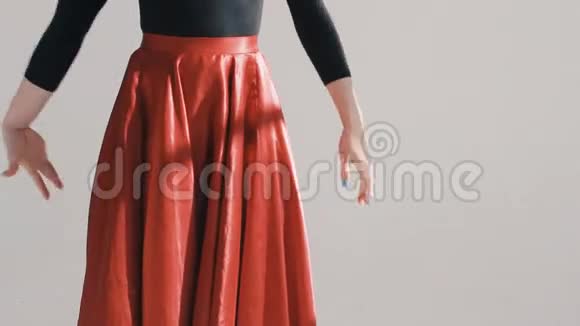 女人穿着一条飘舞的红色裙子红布飘舞视频的预览图