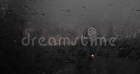 夜间4k24fps的汽车经过雨窗视频的预览图