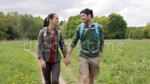 带背包的情侣在户外徒步旅行2视频的预览图