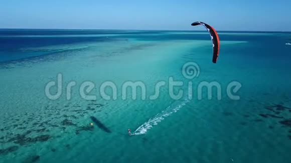 鸟瞰年轻人在热带蓝色海洋中的风筝冲浪视频的预览图