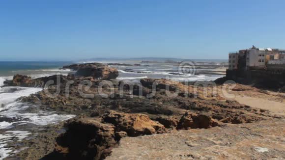 摩洛哥海滩外的海洋海景波浪在石头上跳动摩洛哥卡萨布兰卡视频的预览图