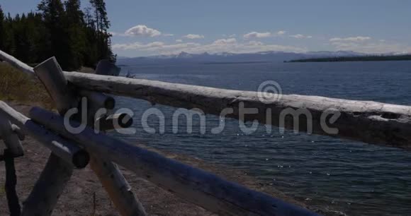 通过木栅栏观看湖景4k24fps视频的预览图