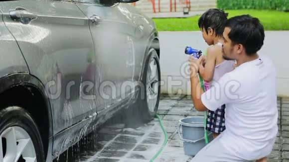 快乐的父亲和他的孩子们在洗车视频的预览图