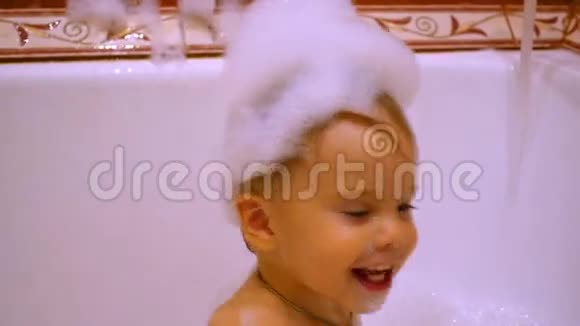 小婴儿在浴缸里游泳泡沫视频的预览图
