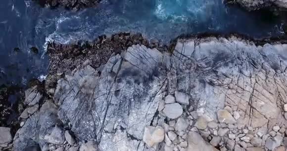 在岩石岛上空4k24fps视频的预览图