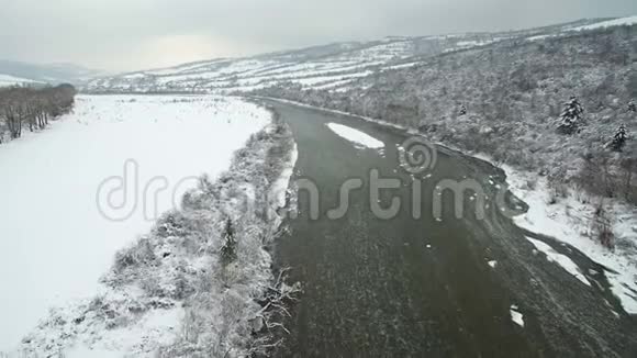 山间的冬河美丽的山山冬季景观视频的预览图