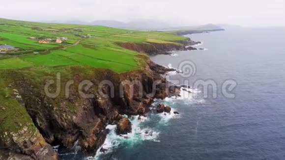 沿定乐半岛和爱尔兰西海岸悬崖飞行视频的预览图