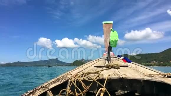 在蓝海乘传统泰国长尾船航行高清慢镜头泰国克拉比视频的预览图