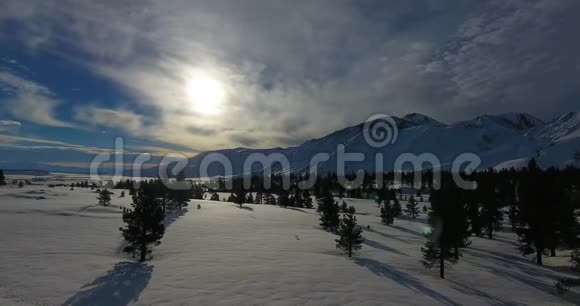 日出4k24fps时的雪山视频的预览图