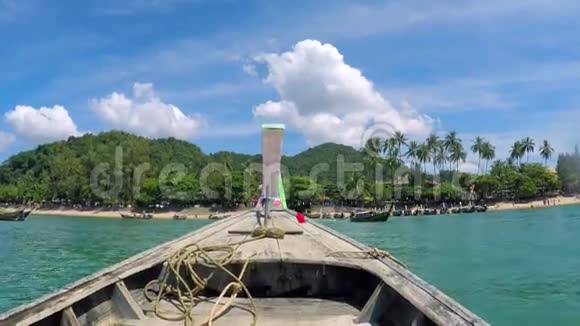 传统泰国长尾船船的正面靠近岛屿高清慢镜头泰国克拉比视频的预览图