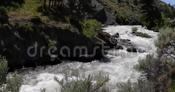 河流从4公里24英里处的岩石悬崖上倾泻而下视频的预览图