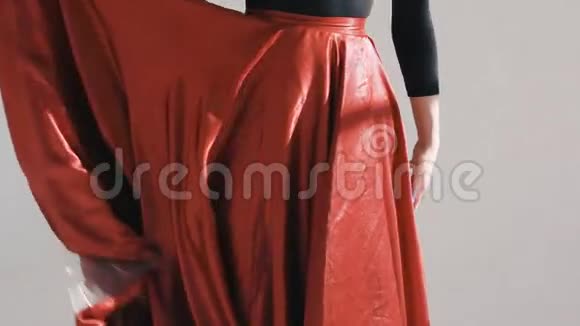 女人穿着一条飘舞的红色裙子红布飘舞视频的预览图