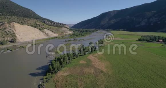 在4k24fps山谷中越过一条河视频的预览图